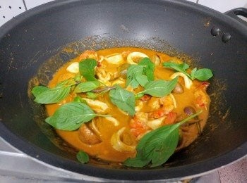 step9: 最後下金不換葉兜勻便可食用。