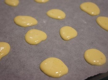 step2: 用湯匙將蛋黃糊適量舀入烤盤中，要保留間隔(快速做法)