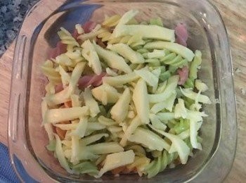 step13: 烤箱預熱到200度。 將批薩起司略切為長條狀，取烘焙用容器底下先鋪ㄧ層肉醬，再放入螺絲麵,鋪上起司。 此食譜可做12x12公分烤模2個。