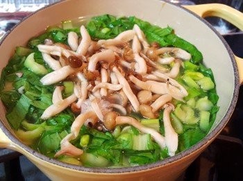 step3: 將小唐菜及本菇放入鍋中煮5-8分鐘。