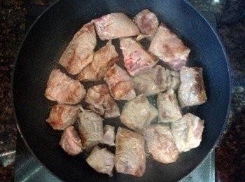 step3: 開火下油到鍋中煮熱，放入牛肋條到鍋中將一邊煎至金黃色，然後反轉另一邊煎至金黃色後撈起備用。