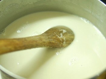 step4: 慢慢將糖水逐少加入步驟2的粉漿內，不停攪拌