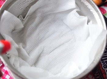 step2: 準備一張廚房紙巾均勻噴濕(但不要滴水)