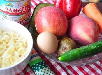 step1: 將義麵滾水煮熟放入冰塊水冰鎮，再準備時令的季節蔬果、沙拉以及水煮蛋一顆