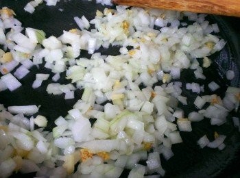 step3: 一點點油爆香蒜末~加入洋蔥炒至半透明狀~