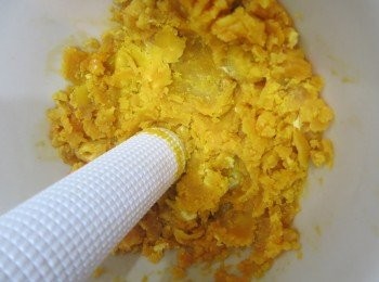 step7: 咸蛋黃(兩種餡料的咸蛋黃可一起做)先放進烤箱以150度烤10-15分鐘，再拿出來壓碎備用