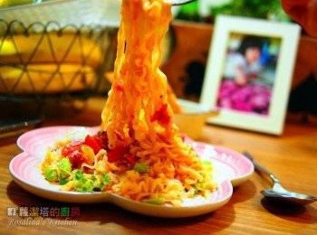 step3: 放煮好的捲捲麵在平底鍋中拌煮一下，並且加入毛豆仁稍微煮一下，即可起鍋，盛盤。