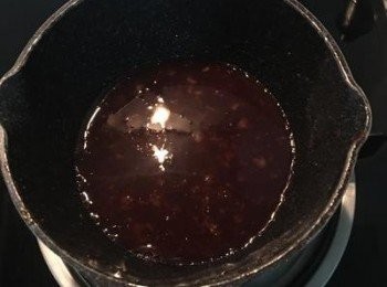 step3: 接著煮<span class="group_5">草莓醬</span>，先將吉利丁用可飲用的冰水浸泡軟化，市售<span class="group_5">草莓醬</span>與水和ㄧ顆切碎的草莓用小火煮滾後，用攪拌棍將草莓壓扁後，再加入擠乾水份的吉利丁，混勻後離火放涼備用。 鮮奶油秤好後加入香草籽和莢（或香草精）放冷凍備用。