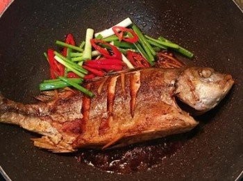 step7: 放入蔥段與辣椒，略微炒香，即可上菜。