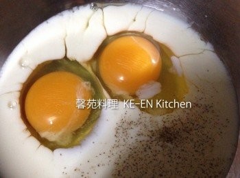 step2: 派皮自然解凍、橄薄放在模型上再用橄棒在模型上方橄一次把多餘的派皮拿掉