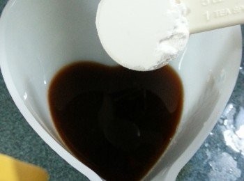 step5: 照燒汁加入1茶匙生粉開勻