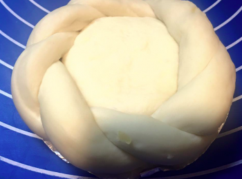 step8: 將條邊放上圓形底，就做好造型！
發酵大至一倍。