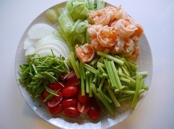 step1: *備齊<span class="group_1">食材</span>。 *白蝦清腸泥後燙熟備用。