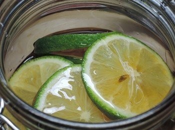 step4: 倒入蜂蜜，大致上可以淹過檸檬就可以囉!!放入冰箱!準備三天後開瓶!!