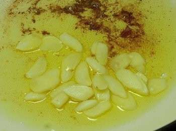 step5: 用原鍋，如果橄欖油不夠，就再加一點，將蒜片下鍋炸香炸酥，忌用大火，蒜片會變苦變焦，炸至金黃後，蒜片取出備用