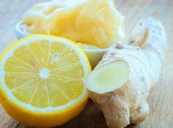 step1: 生薑洗淨切片放水中煮3～5分鐘，將煮好的薑汁倒入杯中，稍涼至溫熱，放入切好的檸檬再舀一兩勺蜂蜜攪勻即可。