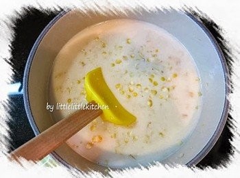 step3: 倒入雞湯，豆乳和水份，煮約 10 分鐘，下鹽調味，用攪拌器打成茸，灑上黑椒粉