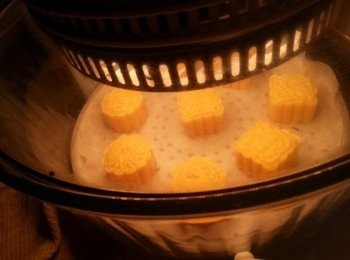 step16: 預熱光波爐底架230c-240c5分鐘,入爐前月餅先噴水於餅面,用230c波5分鐘定型