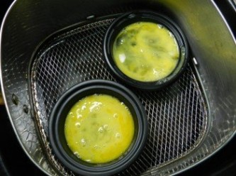 step1: 蛋加鹽巴打散後，裝入兩個塔吉鍋內