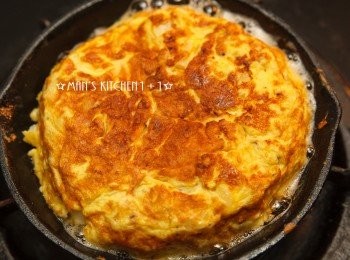 step5: 聞到蛋香味後，將烘蛋翻面並煎熟即可。