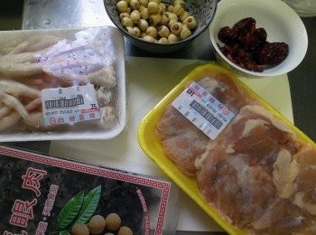 step1: 備好材料，將雞爪洗淨去掉指甲、去骨雞腿洗淨擦乾後，皮朝下切成適當大小，