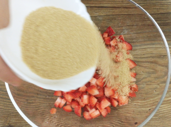 step4: 然後將黃糖及草莓粒。