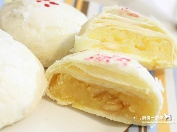 step17: 將裝飾好的綠豆椪放進已經預熱至170度C(338度F)的烤箱中烘烤10分鐘後，再將溫度調為150度C(302度F)，烘烤15分鐘即可。(放在烤箱中下層，避免表面上色)