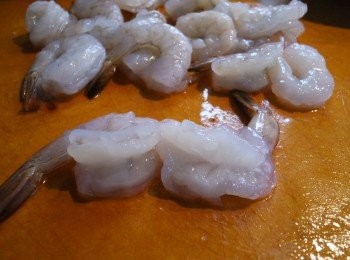 step2: 不是必要的~不過較美觀~

在蝦身背部界一刀, 做出開花的狀態~用少許鹽醃, 放進雪櫃, 約10分鐘

(順便可以檢查蝦腸是否已清理好)