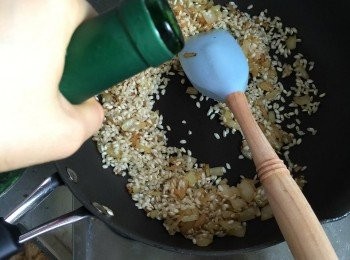 step4: 再開大火，倒白酒，大火煮滾至酒精蒸發，只留下甜味。
