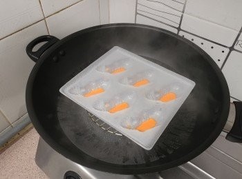 step7: 將小許橙色粉漿倒在模中（魚鰭及魚尾位置）; 蓋上鑊蓋中火蒸2分鐘至凝固