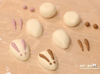 step3: 【兔子湯圓】做法：
① <span class="group_1">白色糯米團</span>搓成圓球狀，咖啡色/<span class="group_3">紫色糯米團</span>搓成小圓球狀。

② 再將白糯米團捏成一頭尖尖的水滴形，作為小兔子的身體；
      咖啡色/<span class="group_3">紫色糯米團</span>則搓成細長的水滴形，作為兔子耳朵。

③ 組合兔子身體+耳朵，再搓兩個迷你的小點當作眼睛，就完成可愛的兔子湯圓。