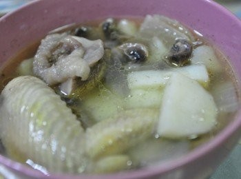 step4: 起鍋前放入適量鹽巴調味，鮮甜的雞湯燉馬鈴薯來囉！