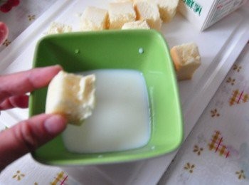 step4: 方塊吐司放入牛奶中快速取出