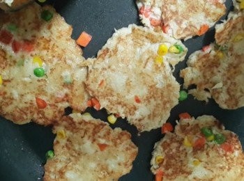 step1: 先將小麥漿加入三特豆壓扁煎熟