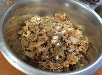 step1: 梅菜浸1小時洗淨，抹乾，切粒，用1湯匙砂糖及1/2湯匙油撈勻