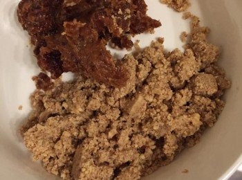 step1: 先做餅底，杏仁用攪拌機攪成粉狀，另外椰棗、羅望子去核，亦用攪拌機攪成黏稠泥狀(purée)，