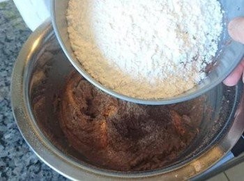 step4: 將中筋粉、可可粉、蘇打粉和鹽過篩，加入已混合的朱古力醬中，拌匀