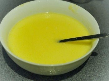 step2: 將溶化牛油與牛奶拌勻，待涼至微微暖（＊不可熱，否則會把酵母殺死）