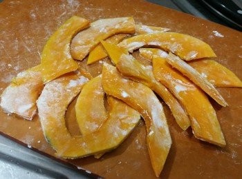 step1: 南瓜切片，薄薄灑上些麵粉備用