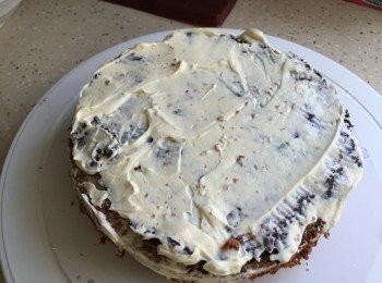 step11: 11.放上第二片朱古力旦糕,同樣塗上一層朱古力cream,如果喜歡加生果饀可以加,記住加入生果後,要再塗上一層cream後才可以放上第三片朱古力旦糕