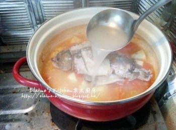 step6: 再加入薯仔拌炒數分鐘 , 加入鯽魚連湯拌勻