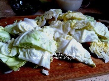 step2: 白蘿蔔去皮切片 , 椰菜洗淨切片 , 蘋果去芯連皮切件 , 粟米洗淨切幾段