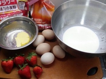 step1: 無鹽牛油先隔水坐溶備用; 
淡忌廉加糖打至挺身，放入雪櫃雪凍備用