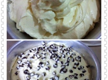 step4: 取出5吋模型底部加入烘培紙，將攪拌好的麵糊倒入，然後敲幾下讓麵糊平均，表面上灑上雙色巧克力豆。