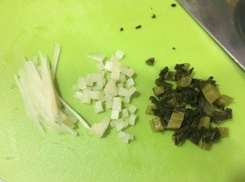 step2: 蔥菜葉部份切粒, 蔥菜片部份切粒及切絲備用