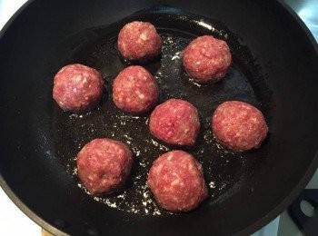 step3: 平底鍋放多一點油，將肉丸放入小火慢慢煎，一邊煎一邊翻面至全部都焦至微焦