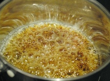 step1: <span class="group_2">焦糖液</span>做法：在小鍋內下糖及水拌勻，用中火煮至變成咖啡色，離火，然後下一湯匙熱水（會有氣泡的）