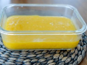 step4: 將步驟二的大菜絲溶液，倒一半在芒果蓉內，拌勻，倒入容器內，待在室溫至凝固