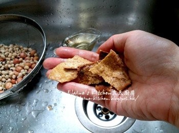 step3: 眉豆 , 花生用水沖一沖洗及瀝乾水份 , 果皮用水沖洗刮去囊撕成幾片