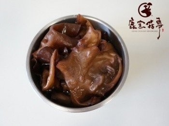 step1: 先將乾木耳使用熱水(冷水)泡發